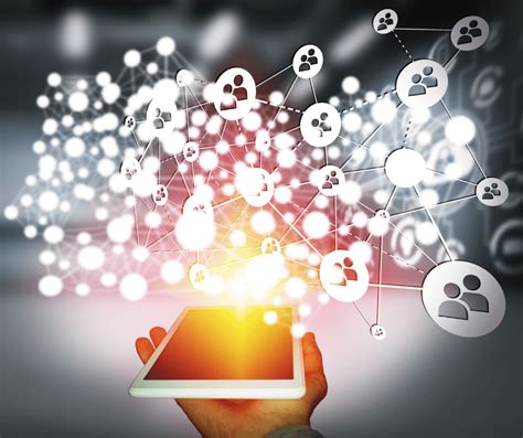 Ilustrácia znázorňujúca prepojenosť ľudí prostredníctvom komunikačných kanálov.