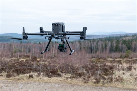 Tematické foto: dron v letu nad krajinou