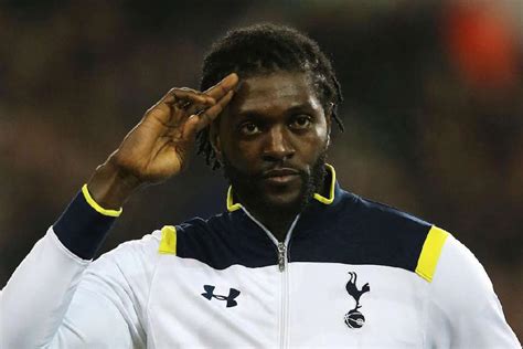 Emmanuel Adebayor oslavuje gól pred fanúšikmi Arsenalu