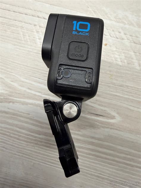 Akčná kamera GoPro pripevnená na prilbe cyklistu