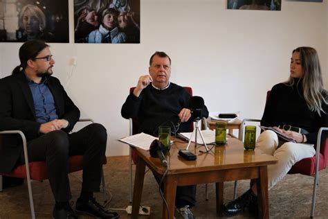 Martin Smrek (vľavo; OZ Humánny pokrok) a Chris Fegan (v strede; Catholic Concern for Animals)