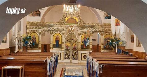 Interiér kostola vo Veľkých Kostoľanoch s historickou architektúrou