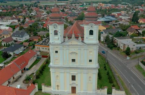 Fotografia starej školskej budovy vo Veľkých Kostoľanoch