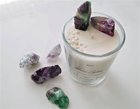 Ilustrácia s bylinkami a drahými kameňmi používanými pri rituáloch.