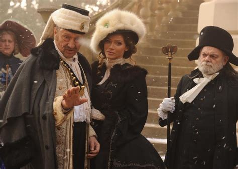 Hlavná postava Belle v romantickej scéne s Netvorom