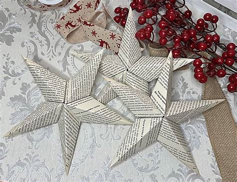 Inšpiratívna koláž handmade vianočných ozdôb: papierové hviezdy, drevené figúrky a prírodné dekorácie