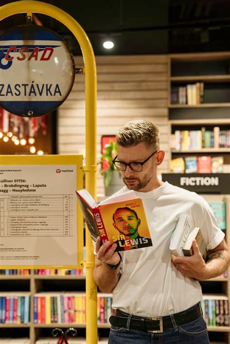 Záber na novú knihu v kníhkupectve