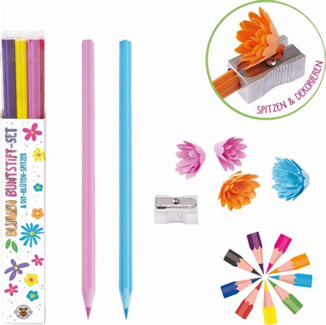 ukážka rôznych druhov štetcov a sád farebných ceruziek