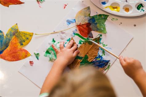 deti tvoriace s plastelínou a farebnými papiermi