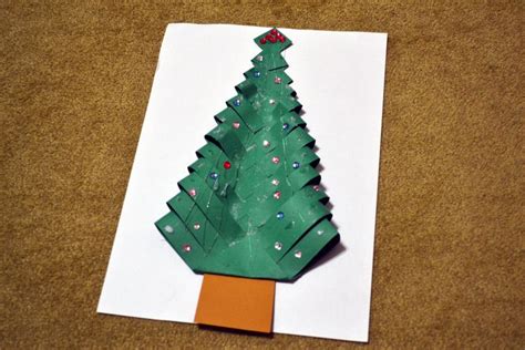 Hotový vianočný stromček z papiera