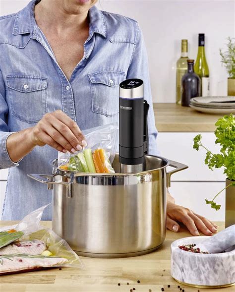 Fotografia moderného kuchynského gadgetu, napríklad sous-vide variča.