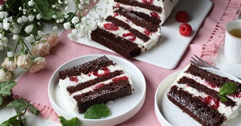 Detailný záber na rezy Tiramisu torty so zvýraznenými vrstvami piškót, krému a poprašeného kakaa
