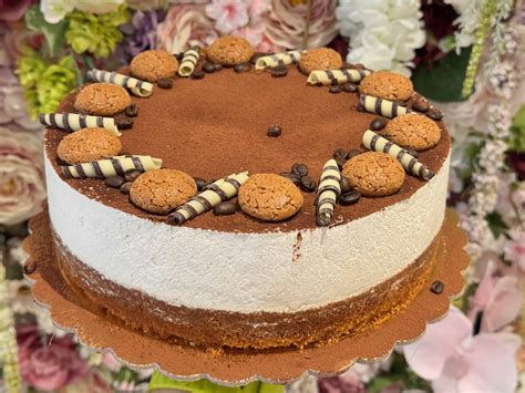 Umelecká fotografia hotovej Tiramisu torty zdobenej čokoládovými piškótami po obvode