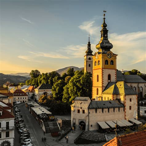 Infografika porovnávajúca typy silvestrovských pobytov na Slovensku: hory, wellness, historické mestá a rodinné rezorty