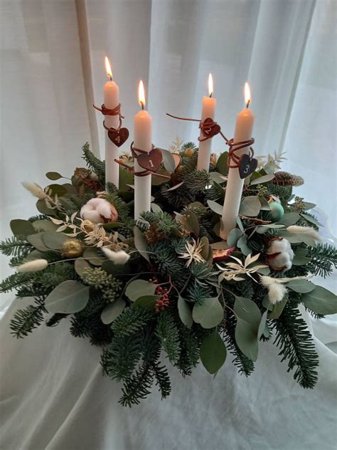 Demonštrácia upevnenia sviečky na adventný veniec pomocou drôtu