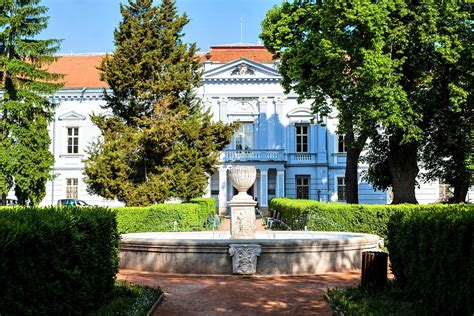 Záber na exteriér kaštieľa Péchy v Hermanovciach obklopený anglickým parkom