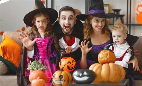 Dieťa v poslednej chvíli si vyrába halloweensku masku s rodičmi