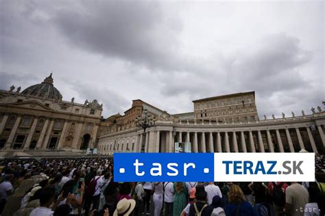 Sviatočné stretnutie zástupcov ľudových hnutí s pápežom v aule vo Vatikáne, symbolizujúce jednotu a sociálnu spravodlivosť