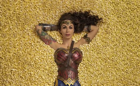 žena v kostýme Wonder Woman