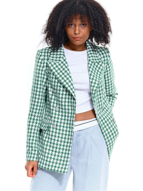 žena v kostýme Space Cowgirl s metalickými prvkami