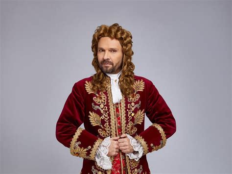 pár v kostýmoch kečupu a horčice