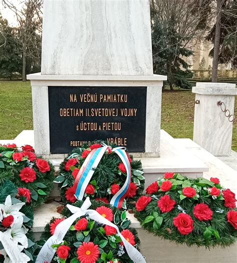 Pamätník obetiam 2. svetovej vojny s položenými vencami