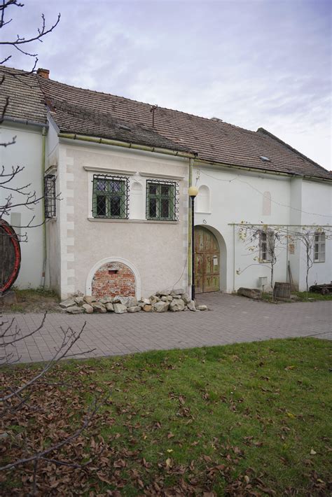 Exteriér renesančného domu Krone vo Svätom Jure počas rekonštrukcie