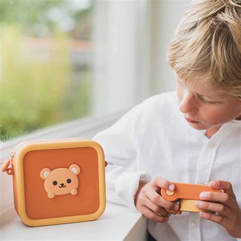 Dieťa s detským fotoaparátom