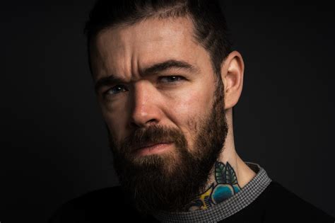 Muž na kurze varenia