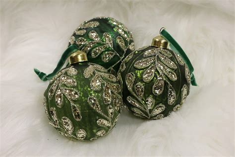 Schéma historického vývoja vianočných ozdôb od vetvičiek po moderné sklenené gule