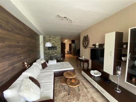 Interiér luxusného apartmánu s výhľadom na hory