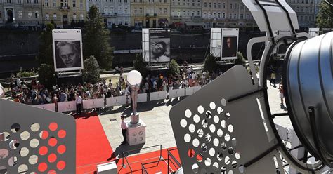 Záber z filmového natáčania zachytávajúci chaos v zákulisí svadobnej prípravy na historickom zámočku