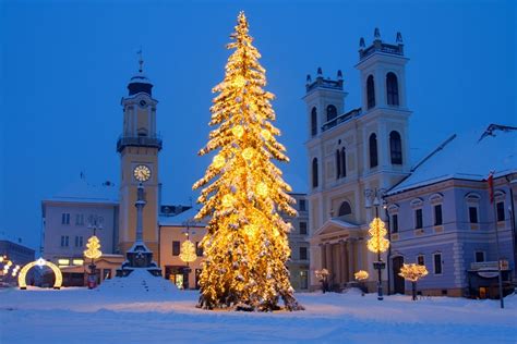 Zimná krajina so slovenským vianočným mestečkom a vianočnými trhmi