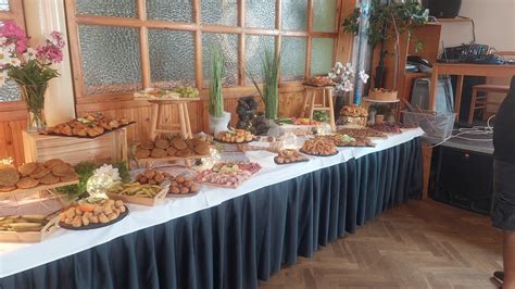 Cateringové služby s rôznymi jedlami.