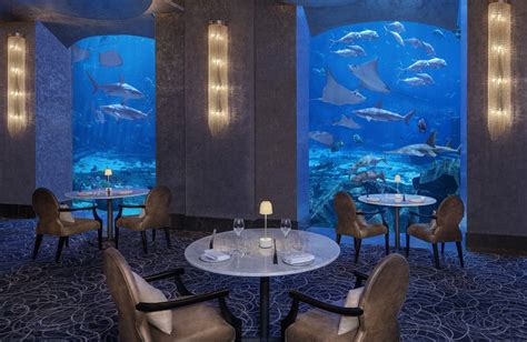 Interiér podvodnej suity hotela Atlantis s výhľadom na akvárium