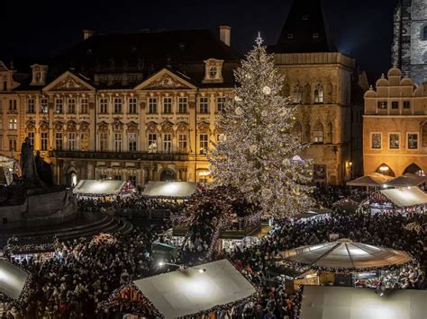 Záber na vianočne vysvietenú metropolu a vianočný stromček v meste