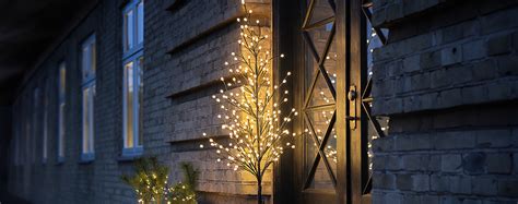 Fotografia exteriéru domu s vkusným LED vianočným osvetlením