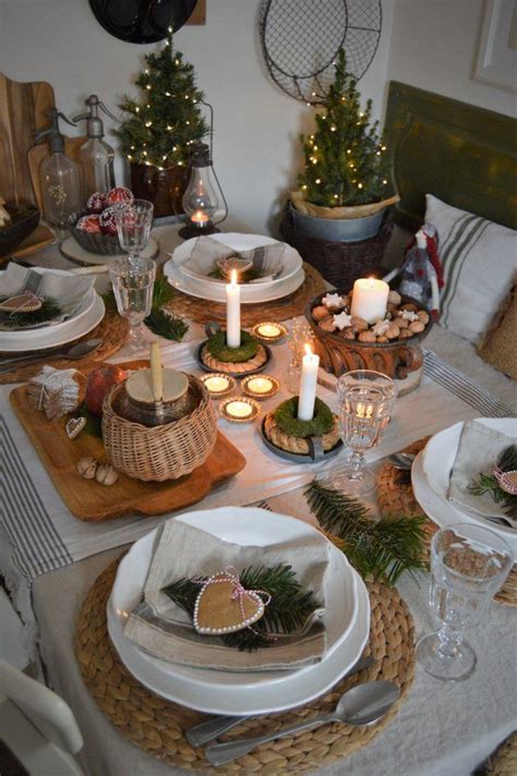 Servírovaný štedrovečerný stôl s tradičnými jedlami