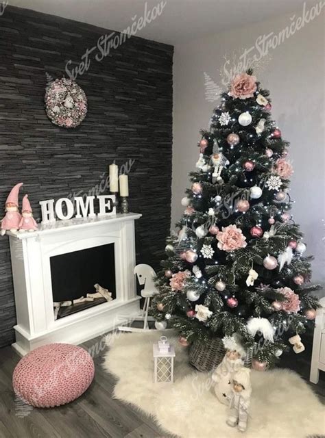 Fotografia tradične ozdobeného vianočného stromčeka.