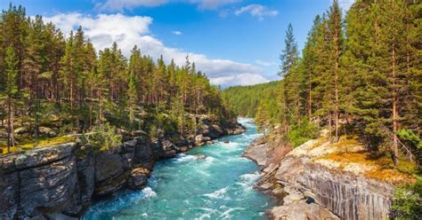 Ilustračné foto muža s adrenalínovým zážitkom, napr. v aute alebo pri lete.