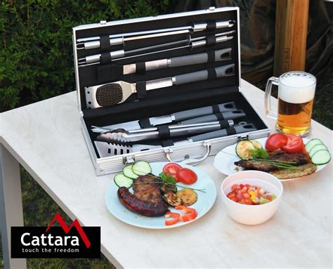 Koláž rôznych darčekov: technická vychytávka, grilovacie náčinie, fľaša kvalitného alkoholu.