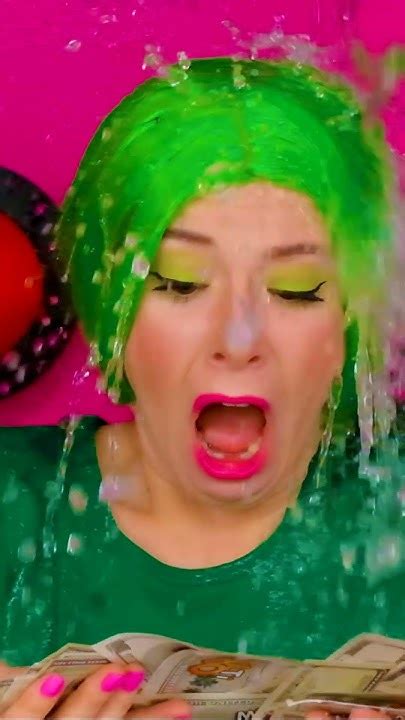 Tematické foto: Ruky dospelého lejú vodu na hlavu dieťaťa počas krstu v kostole