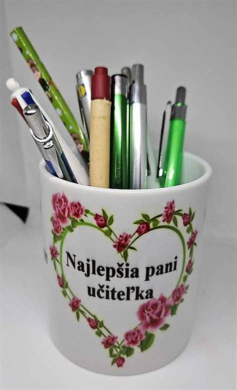 Kolekcia darčekov pre učiteľov, ako sú hrnčeky, perá a záložky.