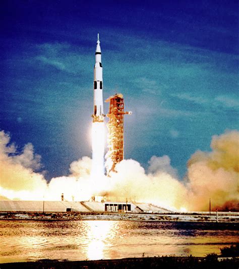 Ilustrácia štartu rakety Saturn V s misiou Apollo 11