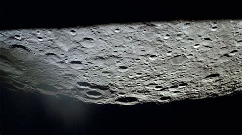 Detailný pohľad na zadnú stranu Mesiaca počas misie Apollo 11