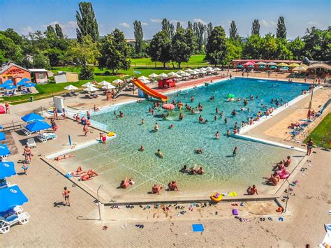 panoráma penziónu Rekrea s termálnym kúpaliskom Margita-Ilona v pozadí