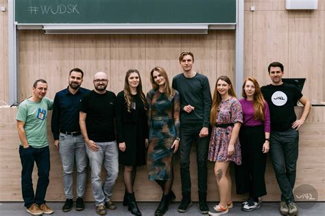 Skupinová fotografia študentov s maturitnými stužkami