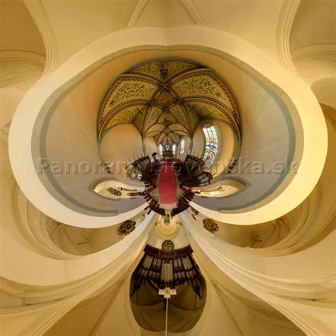 Interiér Katedrály svätého Martina s barokovým oltárom