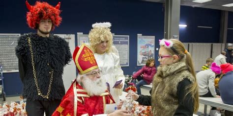 Deti modelujú figúrky Mikuláša