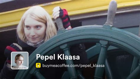 Ilustrácia Sinter Klaasa s Čiernym Petrom a darčekmi v drevákoch.